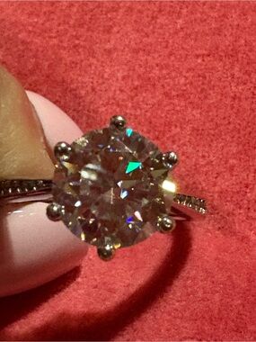 Sparkling Round-Cut  moissanite diamond Ring in 925 Silver